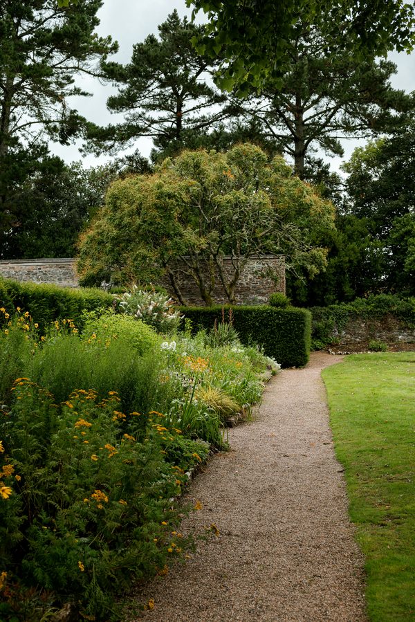 Beispiel: Gartenweg mit Bepflanzung