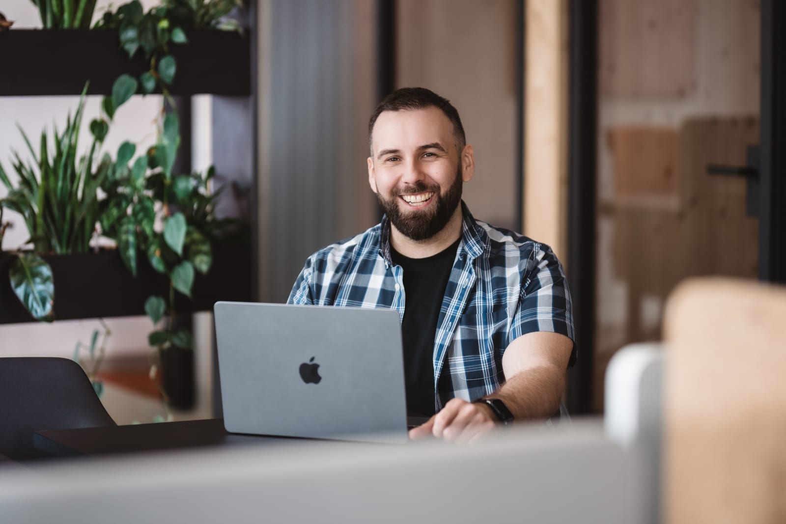 Patrick Kornmüller arbeitet am Laptop im Büro in Wasserburg