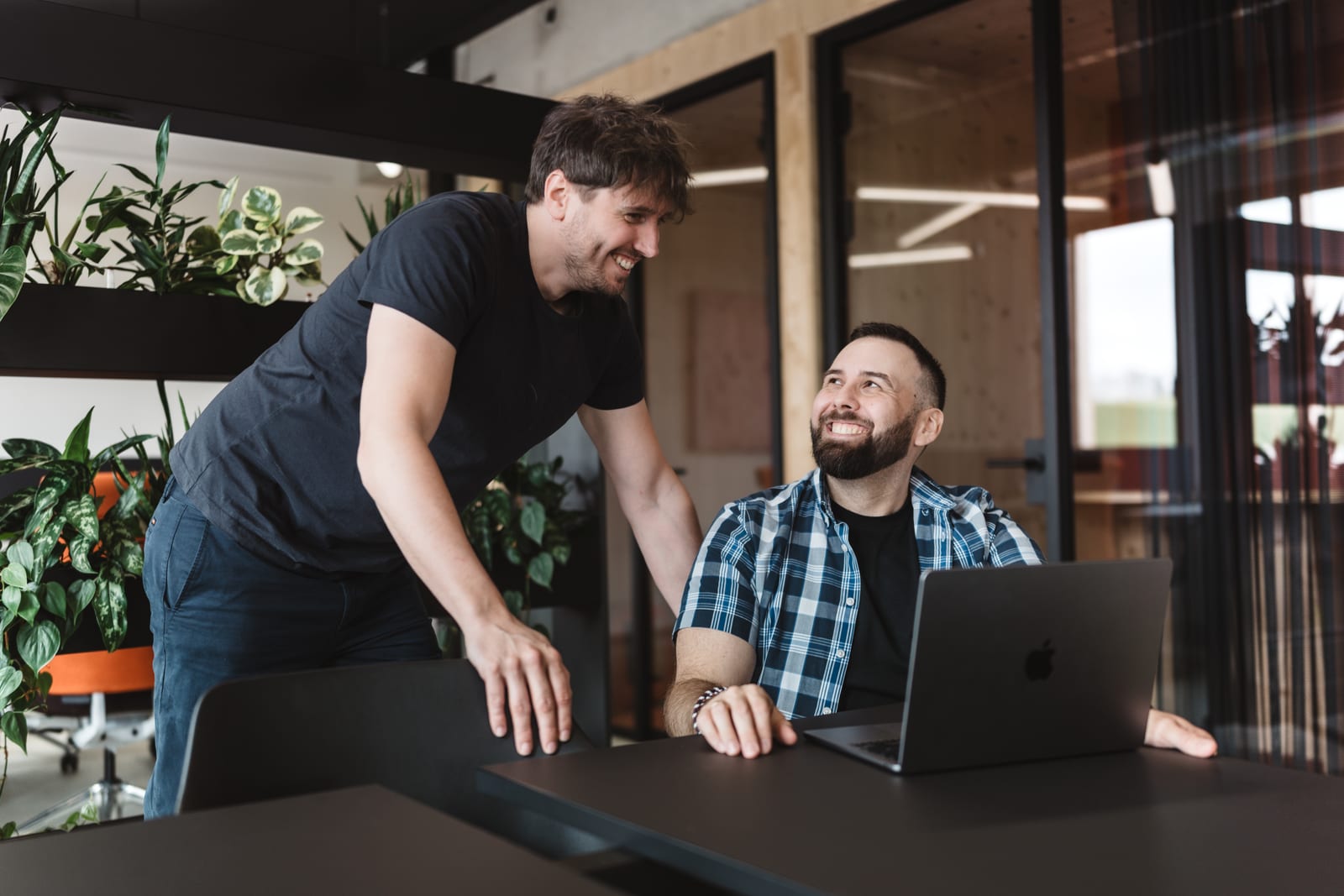 Patrick und Justin im Büro in Wasserburg, gemeinsame Vorschau-Besprechung